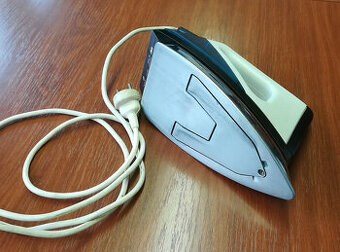 ETA napařovací žehlička