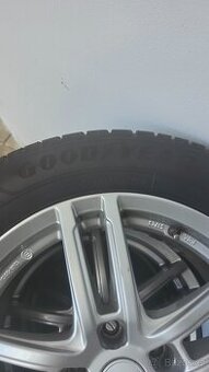 Zimní pneu GoodYear 215/65/R17 99V včetně disků - 3 kusy