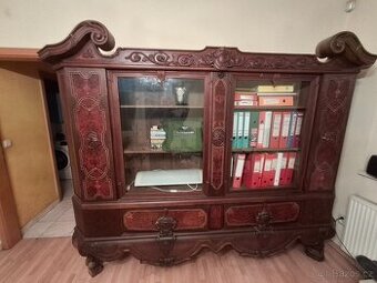 starožitná dřevěná knihovna