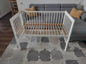 Dětská postýlka se stahovací bočnicí a valendovou bočnicí Sc