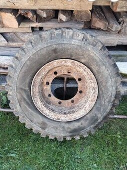 Pneu s diskem na vlek 7 t.