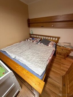 Dřevěná postel s rošty a el. ovládáni hlavy a nohou