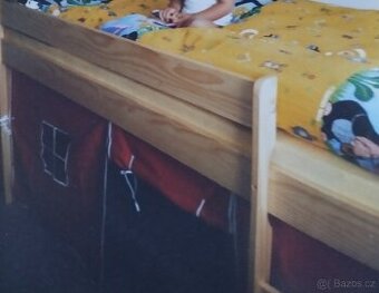 Dětská vyvýšená postel s látkovým domečkem