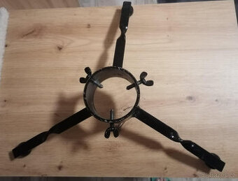 Kovový stojan na vánoční stromek