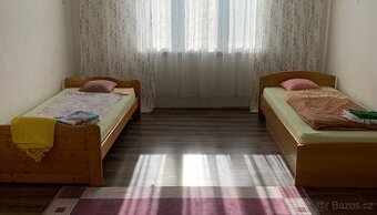 Postele s rošty a matracemi