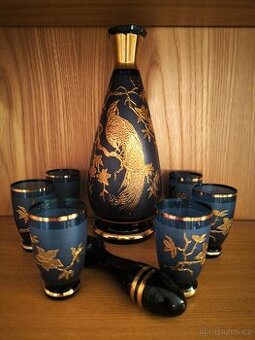 Ozdobná karafa se skleničkami z modrého skla