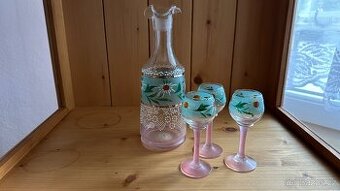 Stará ručně malovaná karafa se sklenicemi