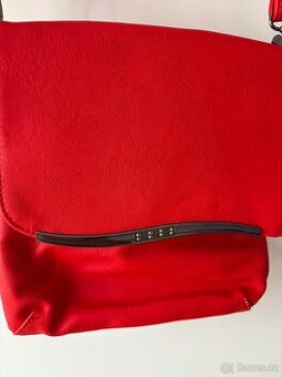 Zajímavá kabelka z umělé kůže