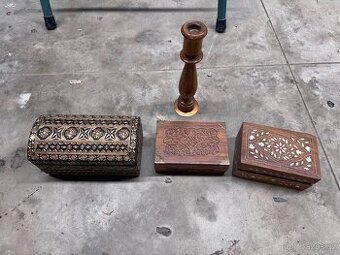 Broušené sklo, dřevěné krabičky