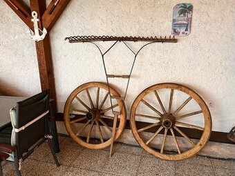 Staré kovovo-dřevěné hrábě