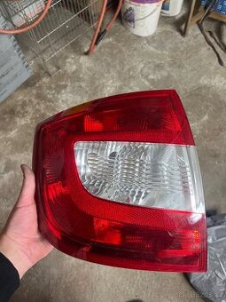 Škoda Rapid levé zadní světlo sedan