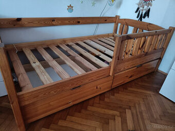 Dětská postel se šuplíky a zábranou z masivu 180x90