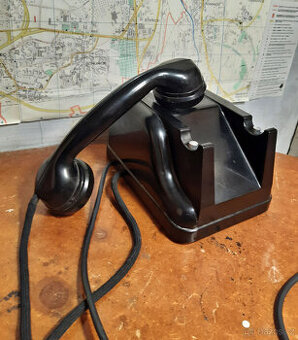 Starožitný bakelitový telefon TESLA z roku 1949