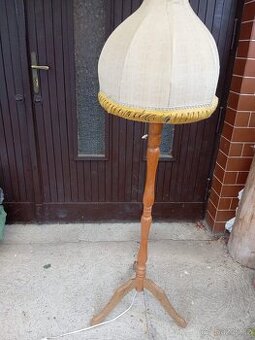 Soustružená stojanová lampa
