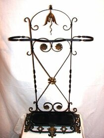 Ručně kovaný stojan na deštníky.