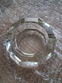 Hranatý skleněný popelník