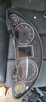 Budíky Audi A4 benzín automat