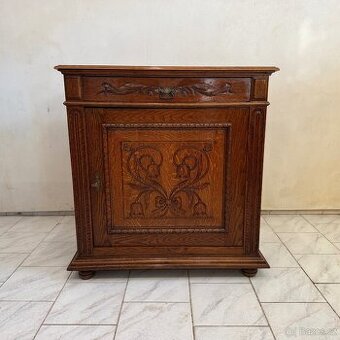 Starožitná rustikální skříň