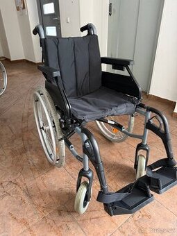 skládací invalidní vozík Tomtar, sed 44cm brzdy pro doprovod