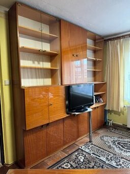 leštěná obyvaková stěna