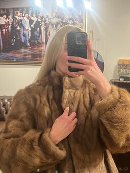 Hnědý norkový kožich