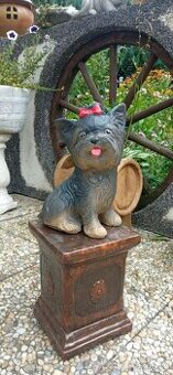 Zahradní dekorace-Soška jorkšír s červenou mašlí