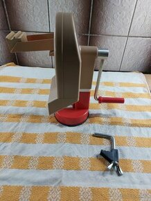 Retro krajec nudli a zeleniny