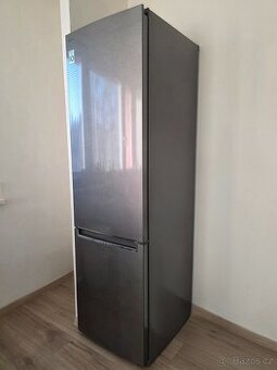 Lednice LG, rok stará