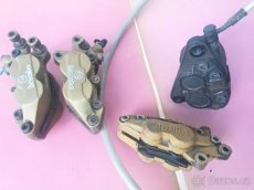 Brzdovy trmen Brembo s hadici a trmen Aprilia