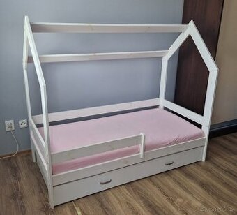 Postel domeček vč. roštu, matrace, šuplíku