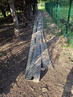 Gumové pasy pod plot