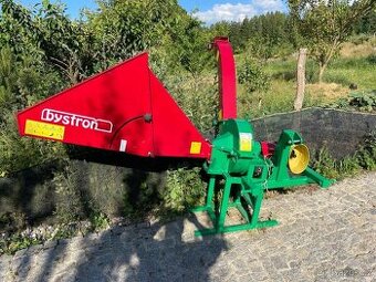 PRODÁM NOVÝ ČESKÝ ŠTĚPKOVAČ BYSTROŇ PIRANA ZA MALOTRAKTOR.
