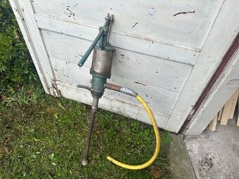 Ruční kovová pumpa – plně funkční