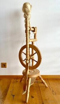 Starý krásný velký dřevěný kolovrat