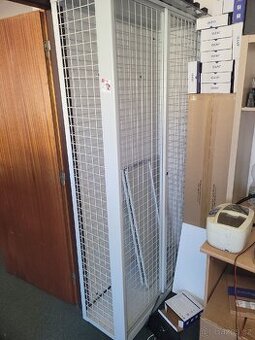 Regál se sítí a dveřmi Y 0601