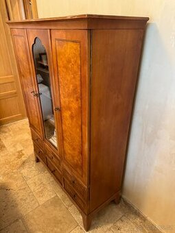 Krasna starozitna skrin