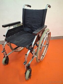 Invalidní vozík starší