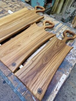 Masivní dřevěná prkénka, servírovací podnosy