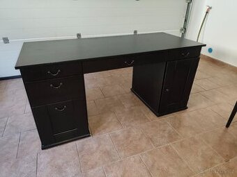 Psací stůl, kancelářská židle a komoda ze série IKEA Hemnes