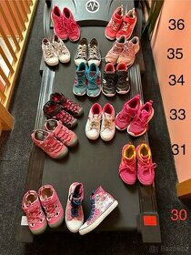 Různé botasky dívčí vel. 30-36