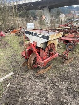 Sazeč brambor za malotraktor