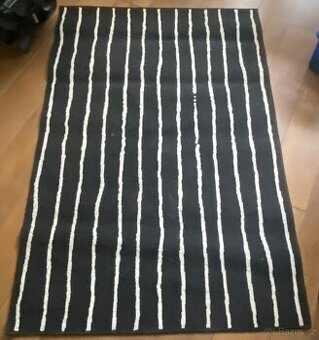 Černobílý pruhovaný koberec Ikea