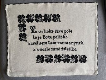 Ručně vyšívaný povlak na polštář
