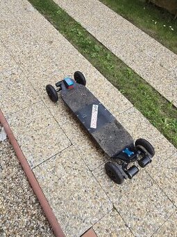 Elektricky skateboard Fluxmotion AT2