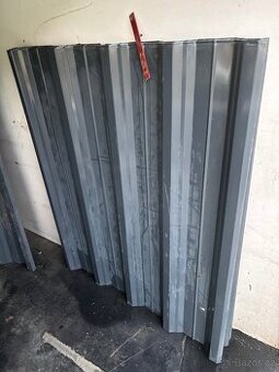 pozinkovaný trapézový plech šedé barvy