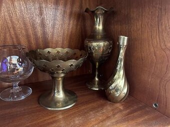 Staré mosazné nádoby (váza, miska, šroubovitá nádoba)