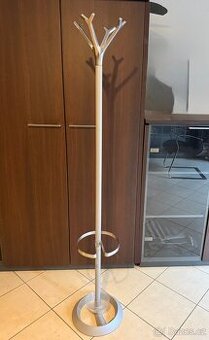 Luxusní kovový věšák na oblečení