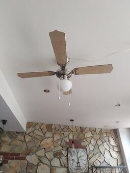 Prodám stropní ventilátor se světlem
