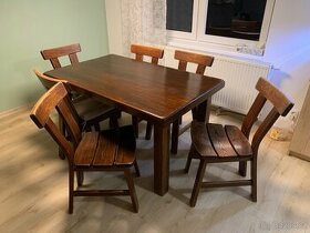 Masivní jídelní stůl a židle