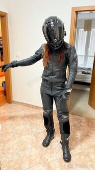 Motorkářská kombinéza